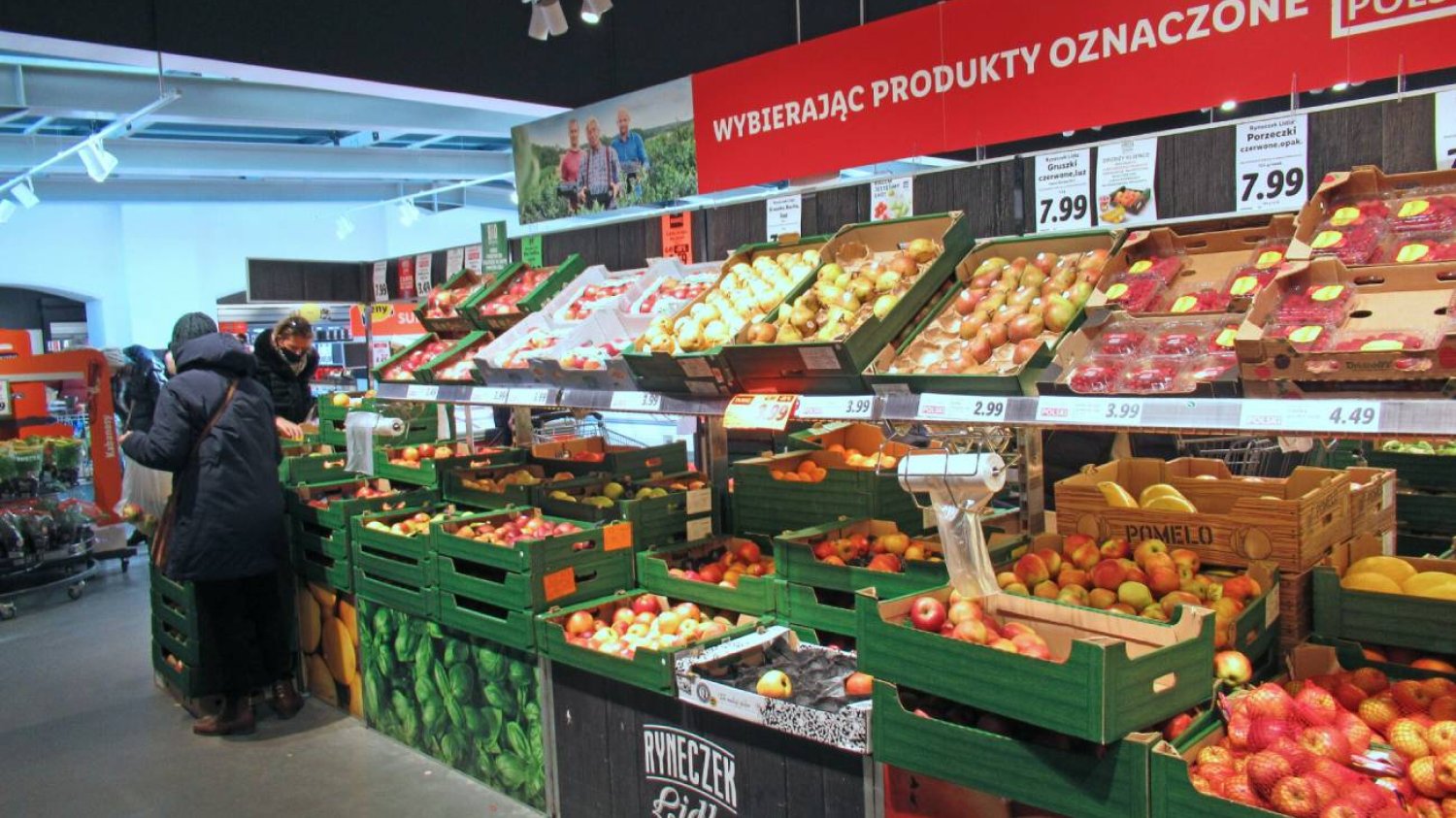 Alarmująca ilość związków chemicznych wykryta na jabłkach w dyskontach.