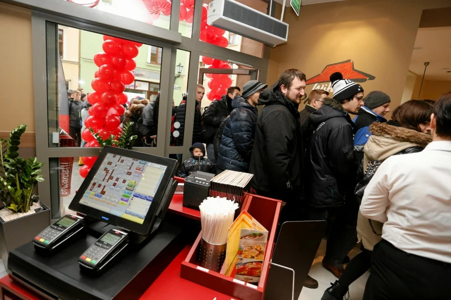 Tym, którzy tego nie lubią, boty pozwalają ominąć zamawianie poprzez infolinię czy aplikację - jak w Pizza Hut.
