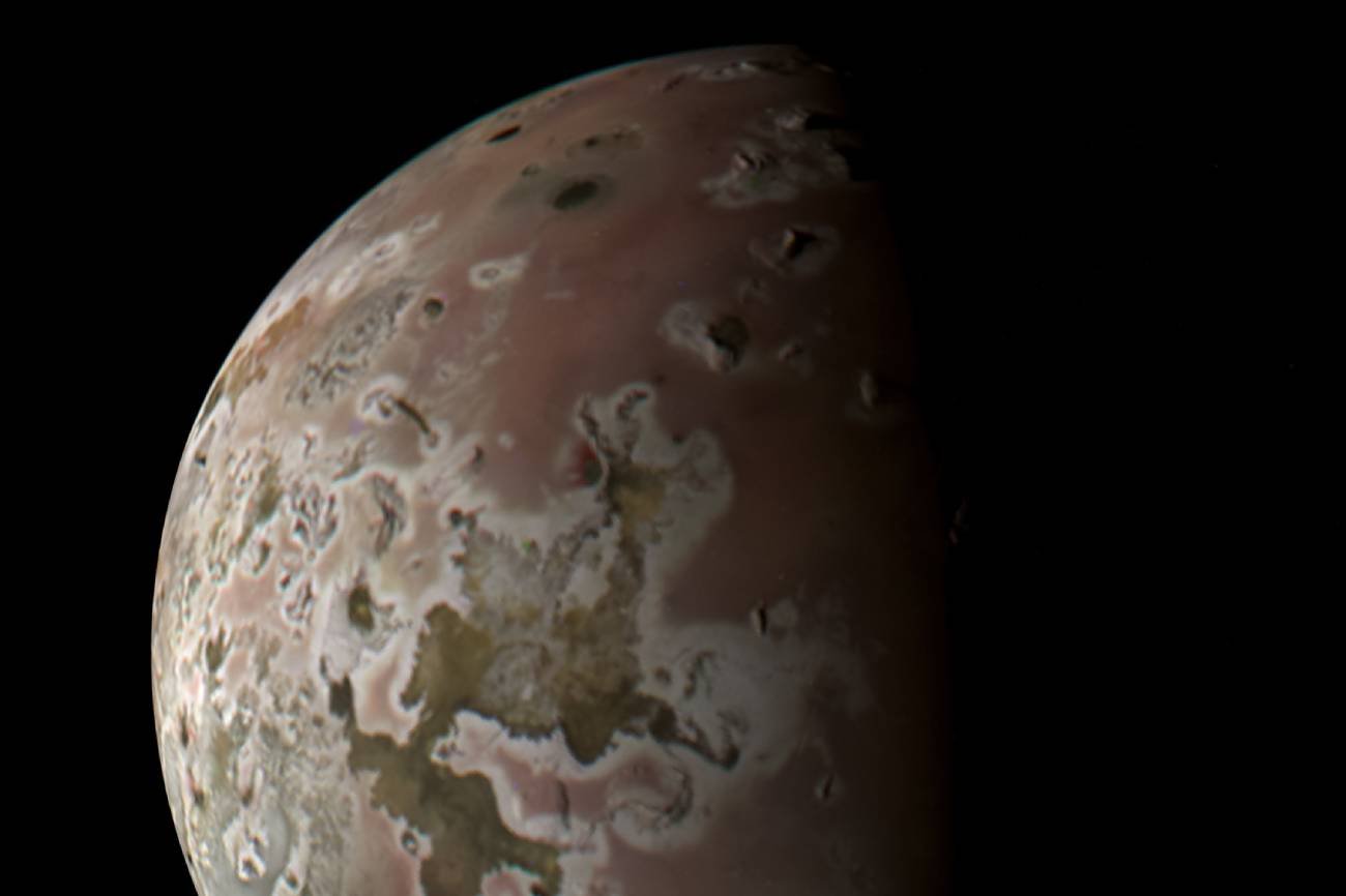 Zdjęcia Io wykonane przez sondę Juno.