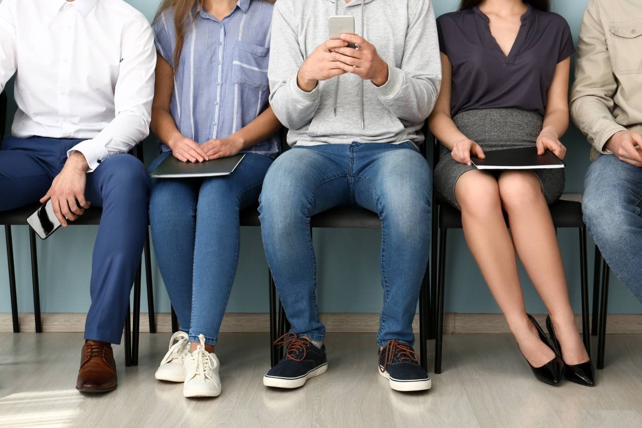 ludzie czekający na rozmowę o pracę