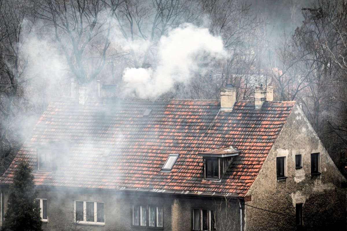 Po wejściu w życie nowelizacji prawa budowlanego mocno utrudnione będzie przejście na ogrzewanie węglem. To kolejny element walki ze smogiem.