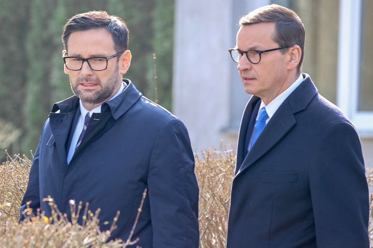 Prezes Obajtek i rząd usilnie unikają poruszania tematu sprzedaży części Lotosu Węgrom