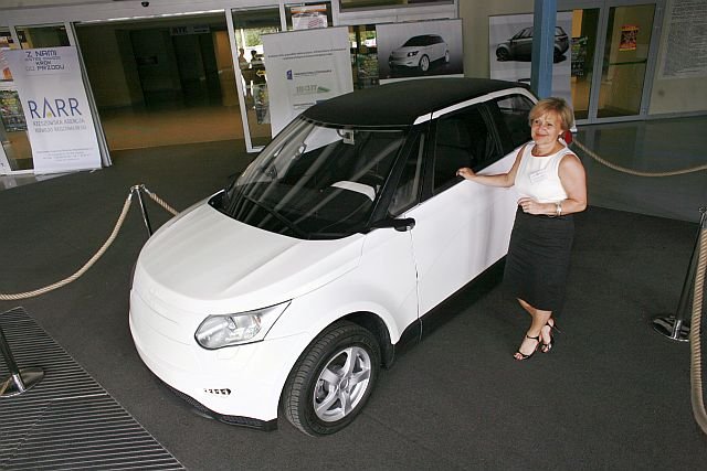 Kierownik projektu w Mieleckiej Agencji Rozwoju Regionalnego Grażyna Gajek przy pierwszym w pełni polskim prototypie samochodu elektrycznego ELV001. Rok 2011.