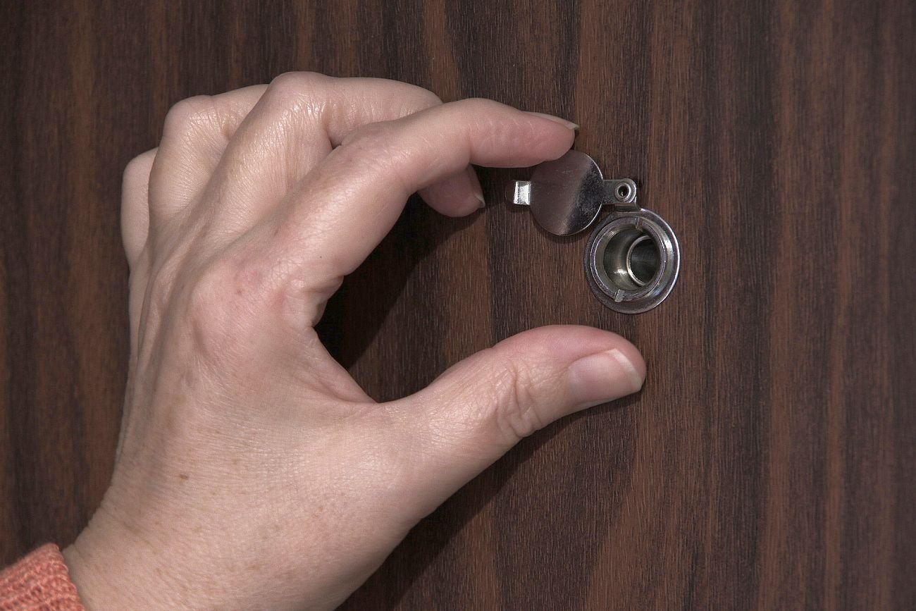 W Polsce można sprzedać mieszkanie z 98-letnim lokatorem i zarządzić mu remont nad głową.