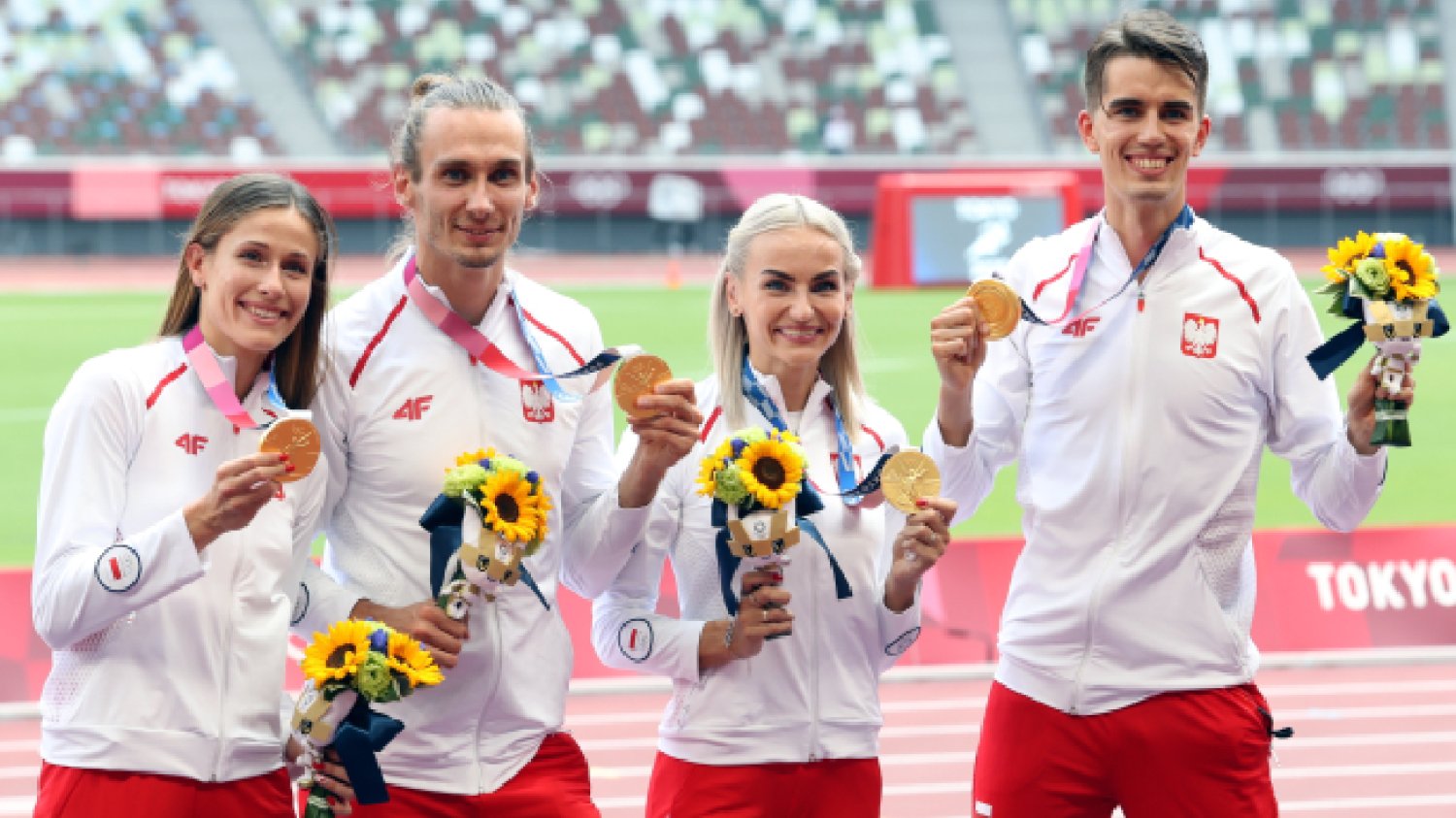 polska sztafeta mieszana 4 x 400 m zdobywa podczas dekoracji złotym medalem na Igrzyskach Olimpijskich w Tokio