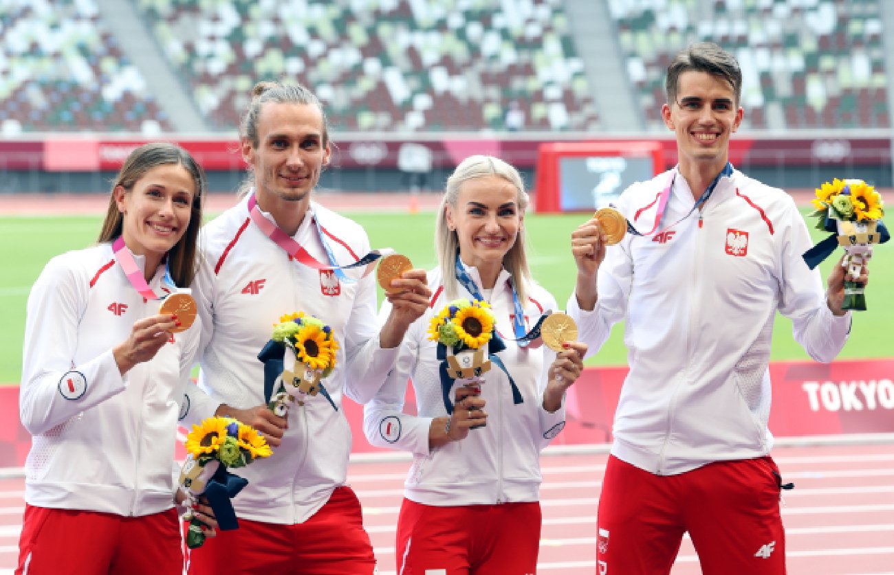 polska sztafeta mieszana 4 x 400 m zdobywa podczas dekoracji złotym medalem na Igrzyskach Olimpijskich w Tokio