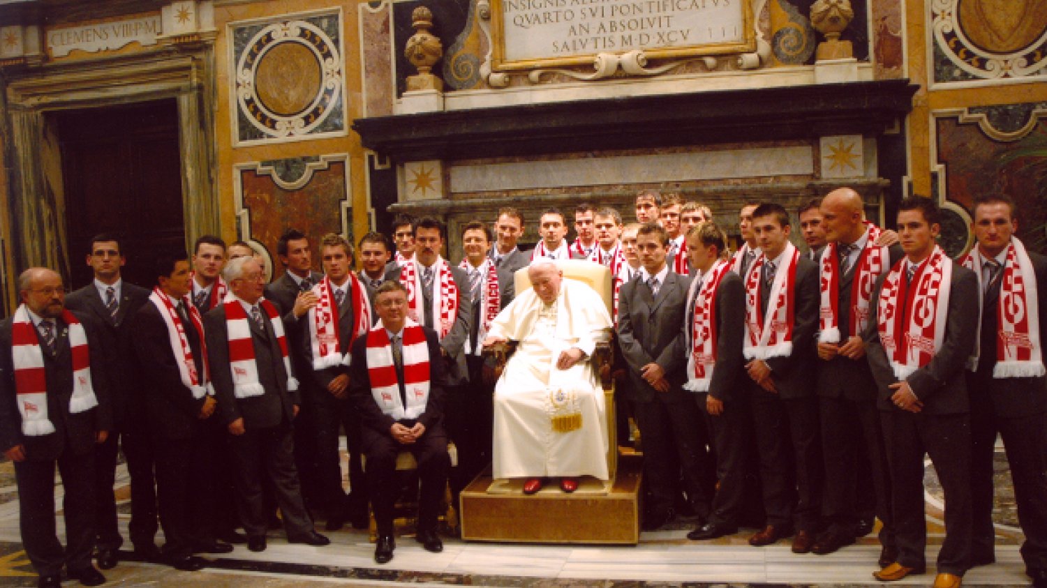 To zdjęcie przekonało kontrahentów Comarchu z Ameryki Południowej,  że za firmą z Krakowa stoją porządni ludzie. Karol Wojtyła był wiernym Cracovii. Obok Janusz Filipiak, prezes i sponsor klubu.