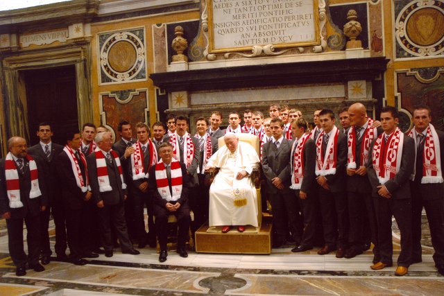 To zdjęcie przekonało kontrahentów Comarchu z Ameryki Południowej,  że za firmą z Krakowa stoją porządni ludzie. Karol Wojtyła był wiernym Cracovii. Obok Janusz Filipiak, prezes i sponsor klubu.