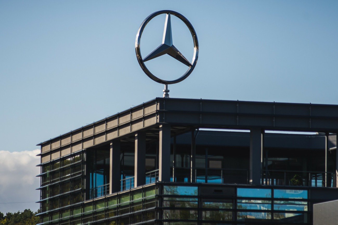 Logo Mercedesa na budynku