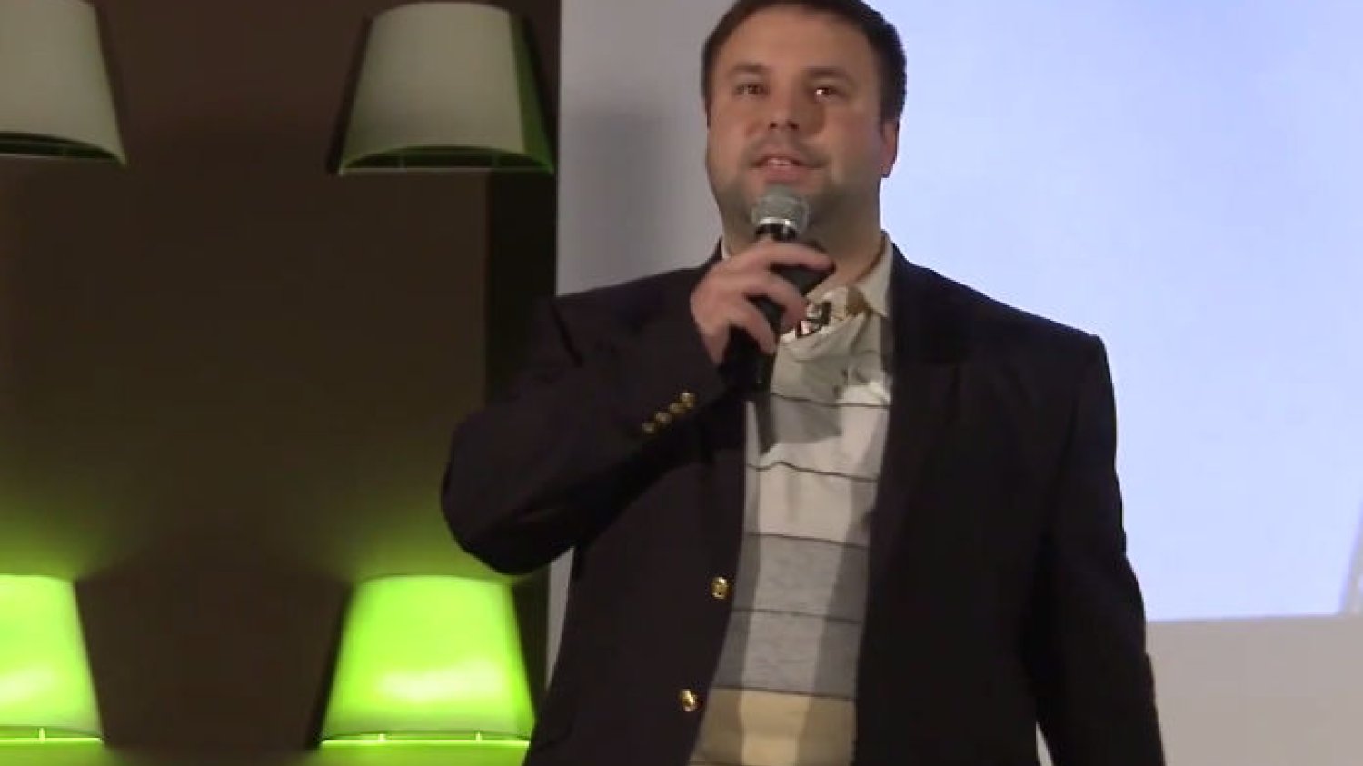 Łukasz Młodyszewski inwestuje w startupy, pomaga im się rozwijać, organizuje konferencje, a także sam prowadzi projekty.