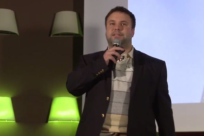 Łukasz Młodyszewski inwestuje w startupy, pomaga im się rozwijać, organizuje konferencje, a także sam prowadzi projekty.