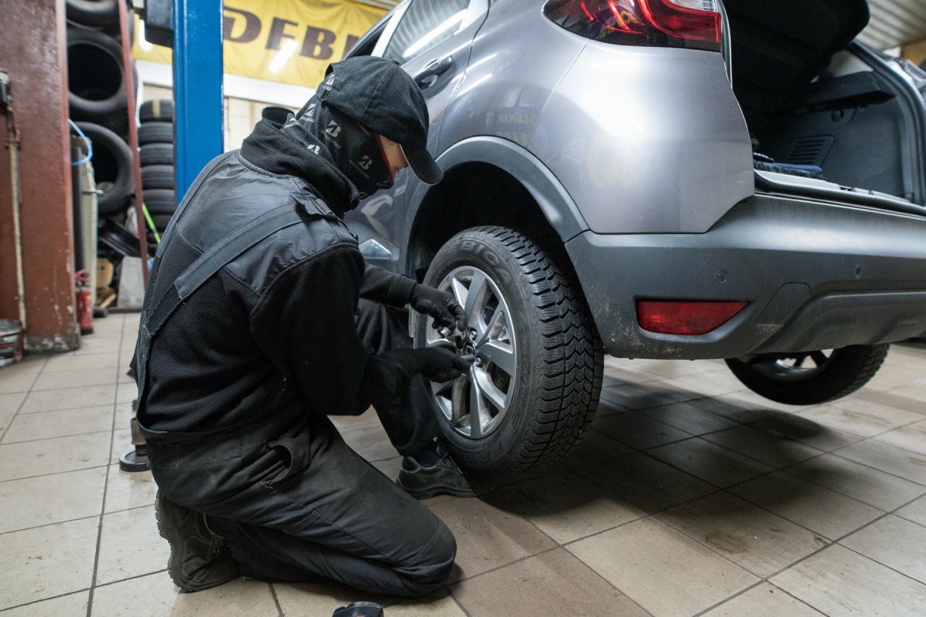 Wymiana opon z letnich na zimowe w warsztacie wulkanizacyjnym