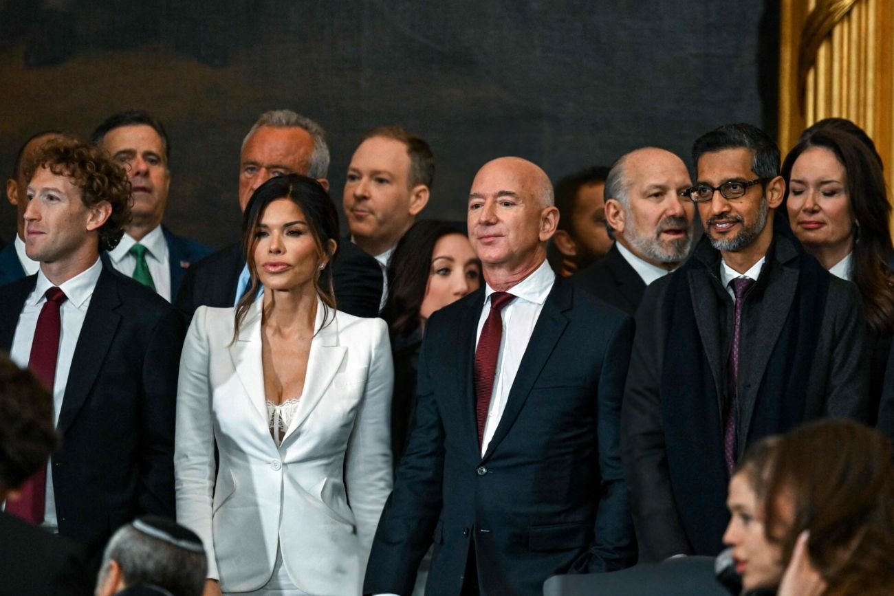 Jeden telefon od Trumpa i Bezos wycofuje się rakiem. Miliarderzy mają problem z prezydentem