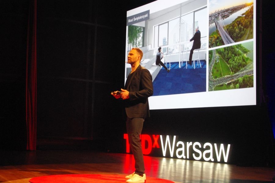 Bogusz Parzyszek podczas TEDxWarsaw 2016 opowiada o biurze, które wygląda jak Warszawa