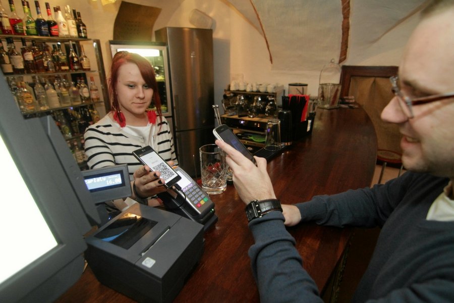 Bitcoinem trudno jeszcze płacić bezpośrednio, ale eksperci przekonują, że stał się nieusuwalną częścią życia.