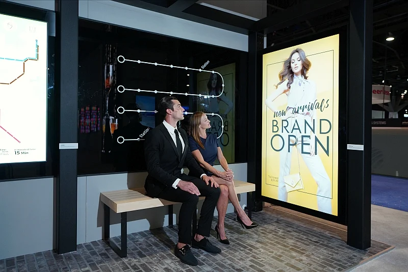 Digital Signage przyciąga więcej uwagi niż tradycyjna statyczna reklama i może śmiało konkurować z reklamą online, która często bywa ignorowana