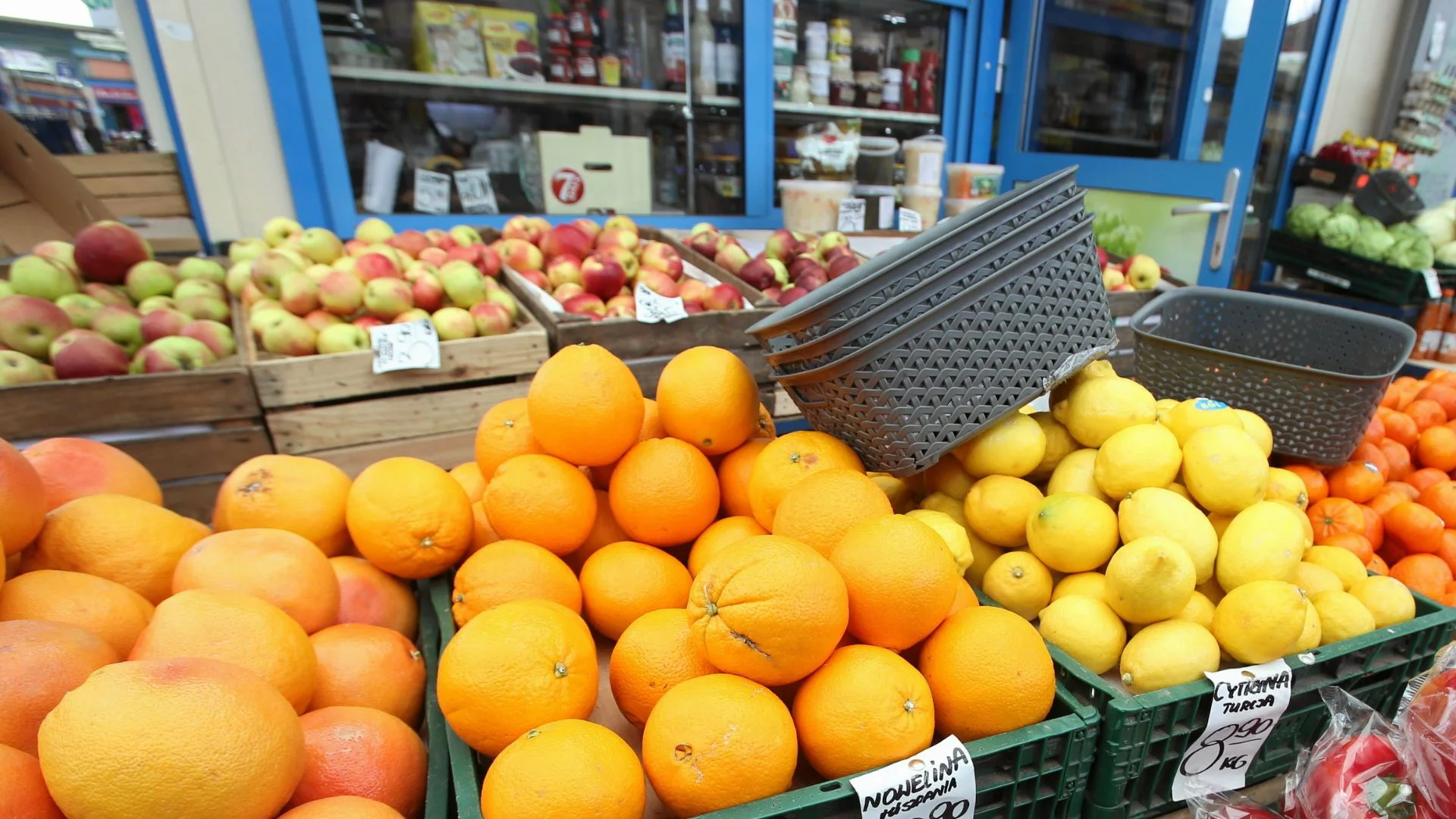 Owoce i warzywa na targu w Szczecinie. Inflacja zniechęca Niemców do zakupów w Polsce.