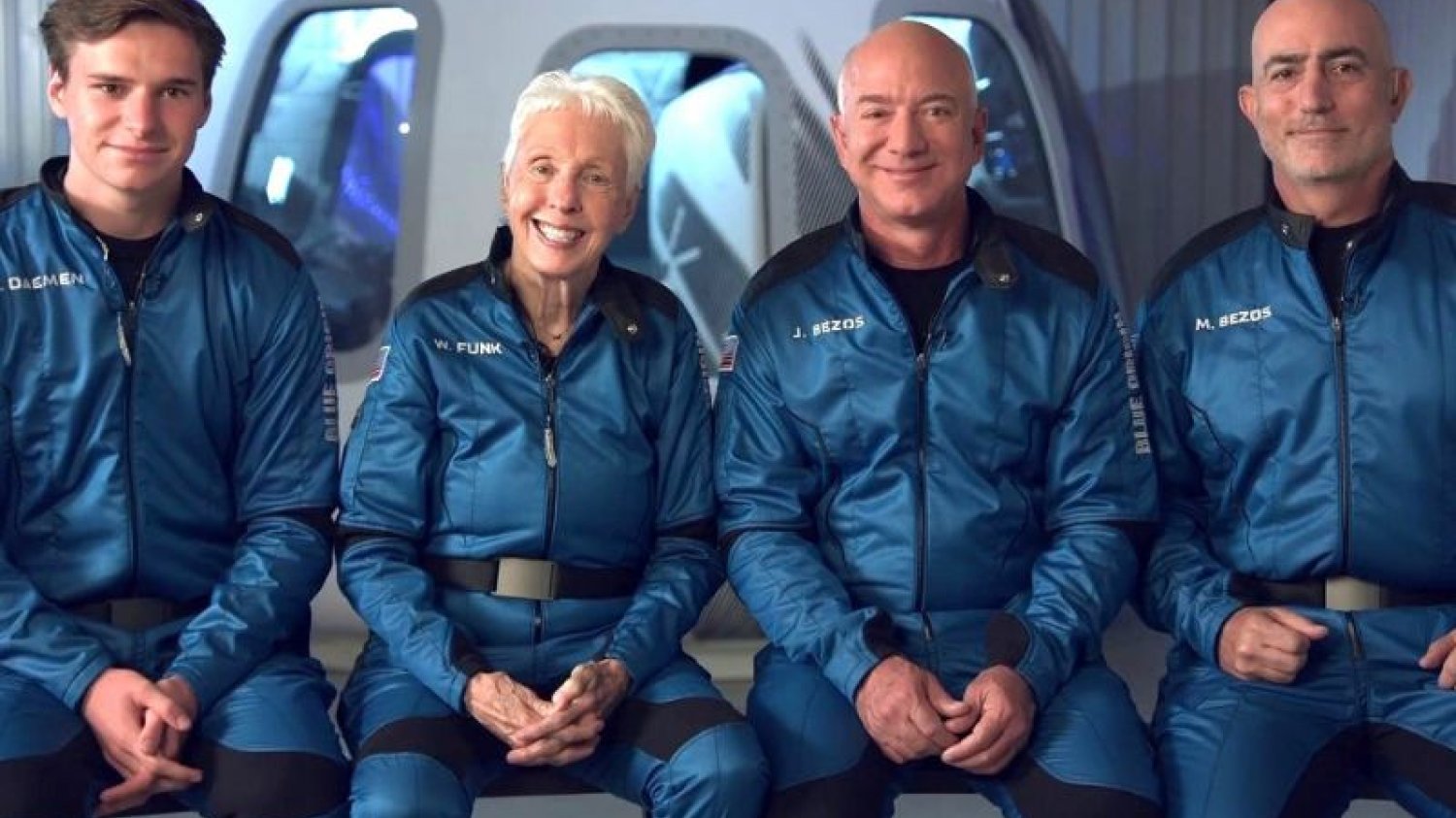 Jeff Bezos, Mark Bezos, Wally Funk i Oliver Daemen w strojach kosmicznych.