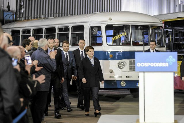 Wizyta premier RP Beaty Szydło w fabryce autobusów Autosan. podczas podpisywania umowy o przejęciu firmy .