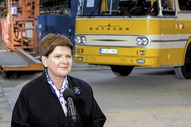 Wizyta premier Beaty Szydło w fabryce autobusów Autosan, podczas której podpisano umowę o przejęciu firmy.