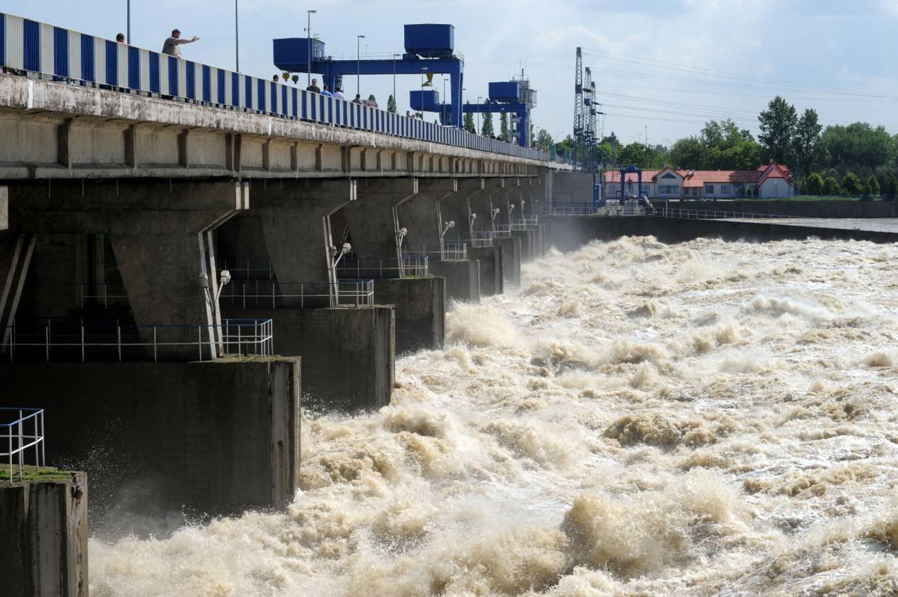 Zapora na Wiśle we Włocławku.
