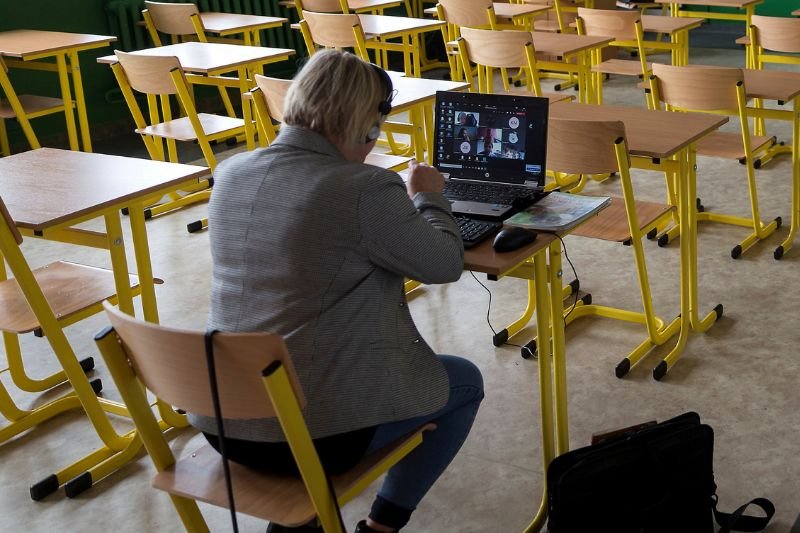 Nauczyciele mają ostatni tydzień na zakup sprzętu do zdalnego prowadzenia lekcji.