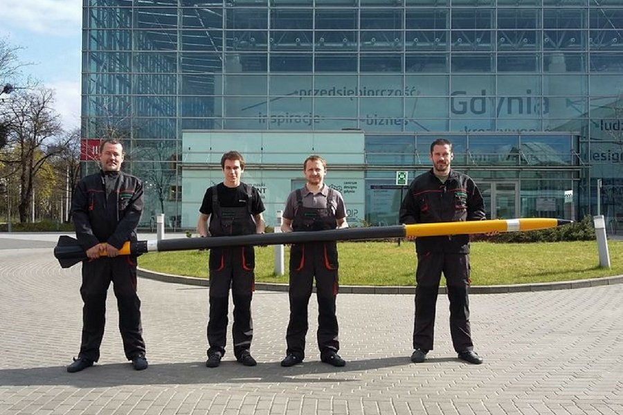 Pracownicy SpaceForest, z rakietą swojego pomysłu.