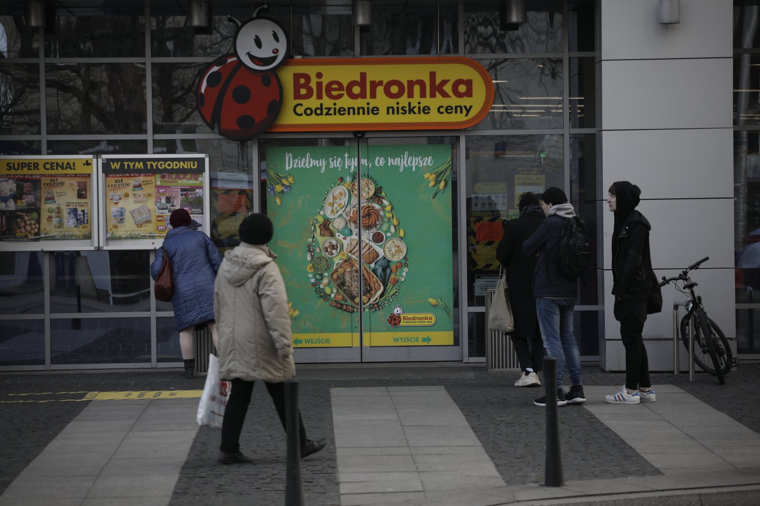 Popularne dyskonty oferują niezłe promocje z okazji dni Babci i Dziadka.