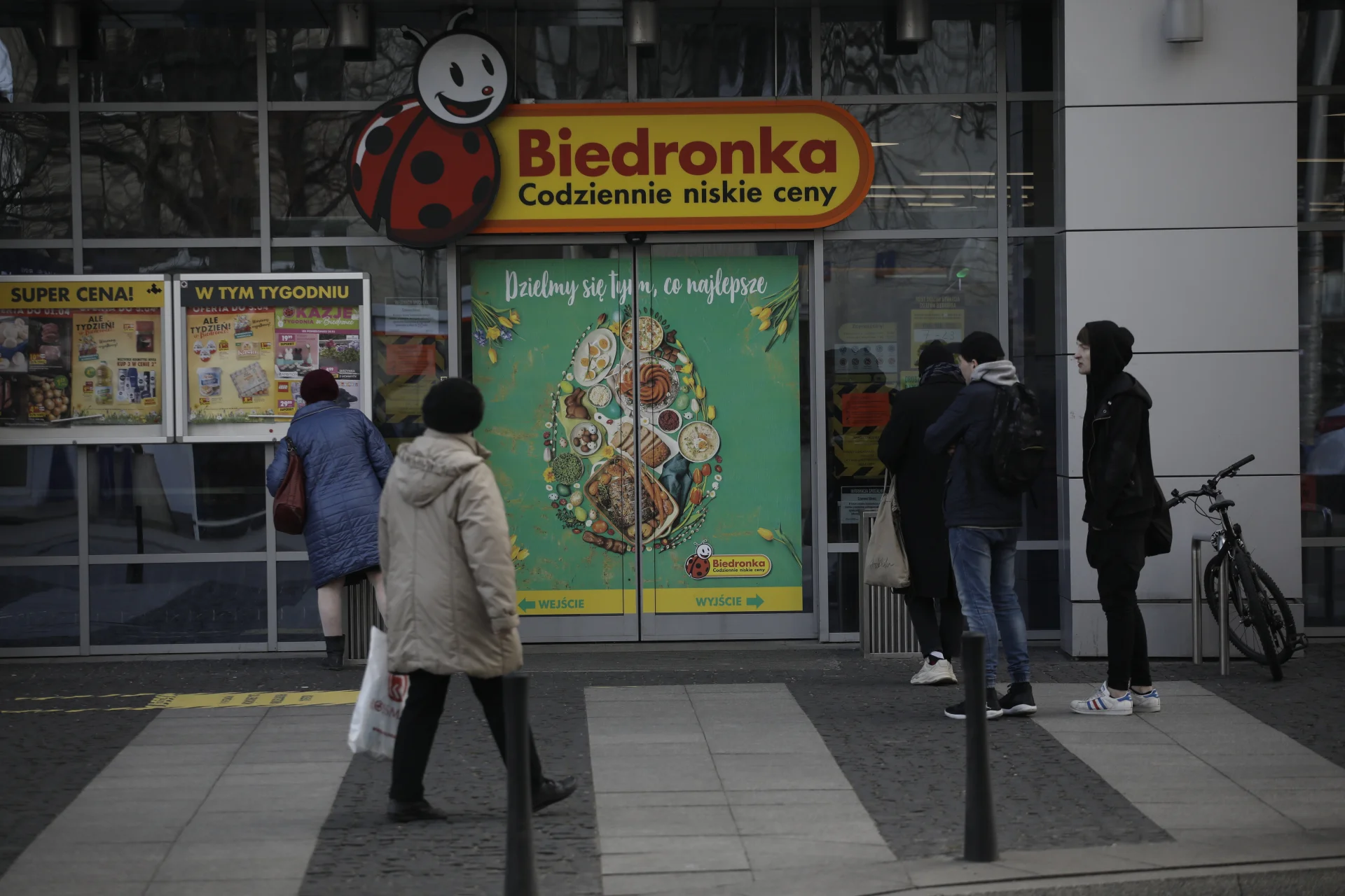 Popularne dyskonty oferują niezłe promocje z okazji dni Babci i Dziadka.