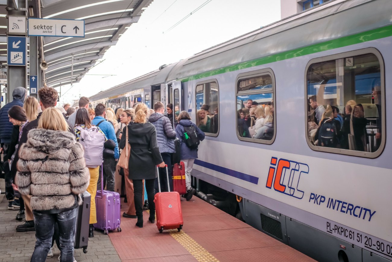 Pasażerowie przed pociągiem PKP Intercity