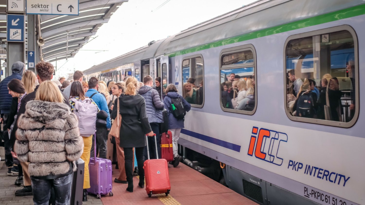 Pasażerowie przed pociągiem PKP Intercity