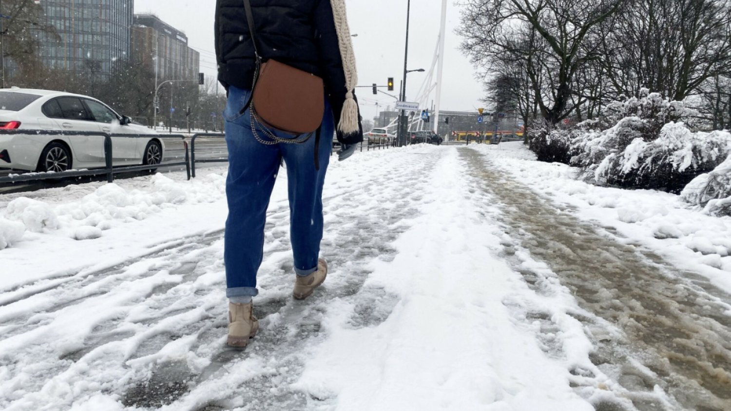 Pieszy na chodniku, śnieg.