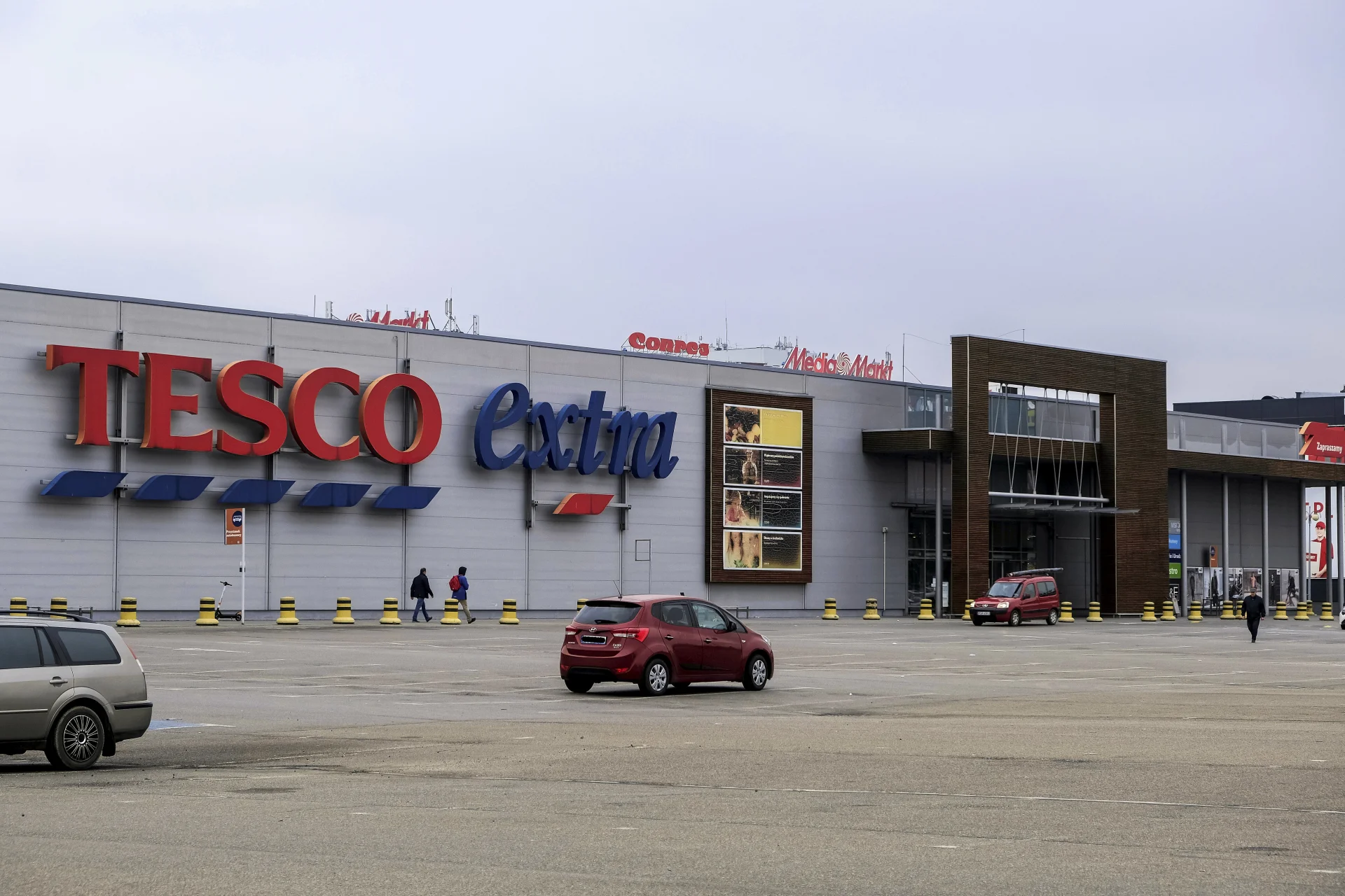 Tesco planuje grupowe zwolnienia w dwóch kolejnych lokalizacjach.