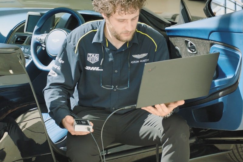 ThinkPad P1 to smukła i lekka mobilna stacja robocza marki Lenovo, łączącą wysoką wydajność z niezwykle lekką konstrukcją