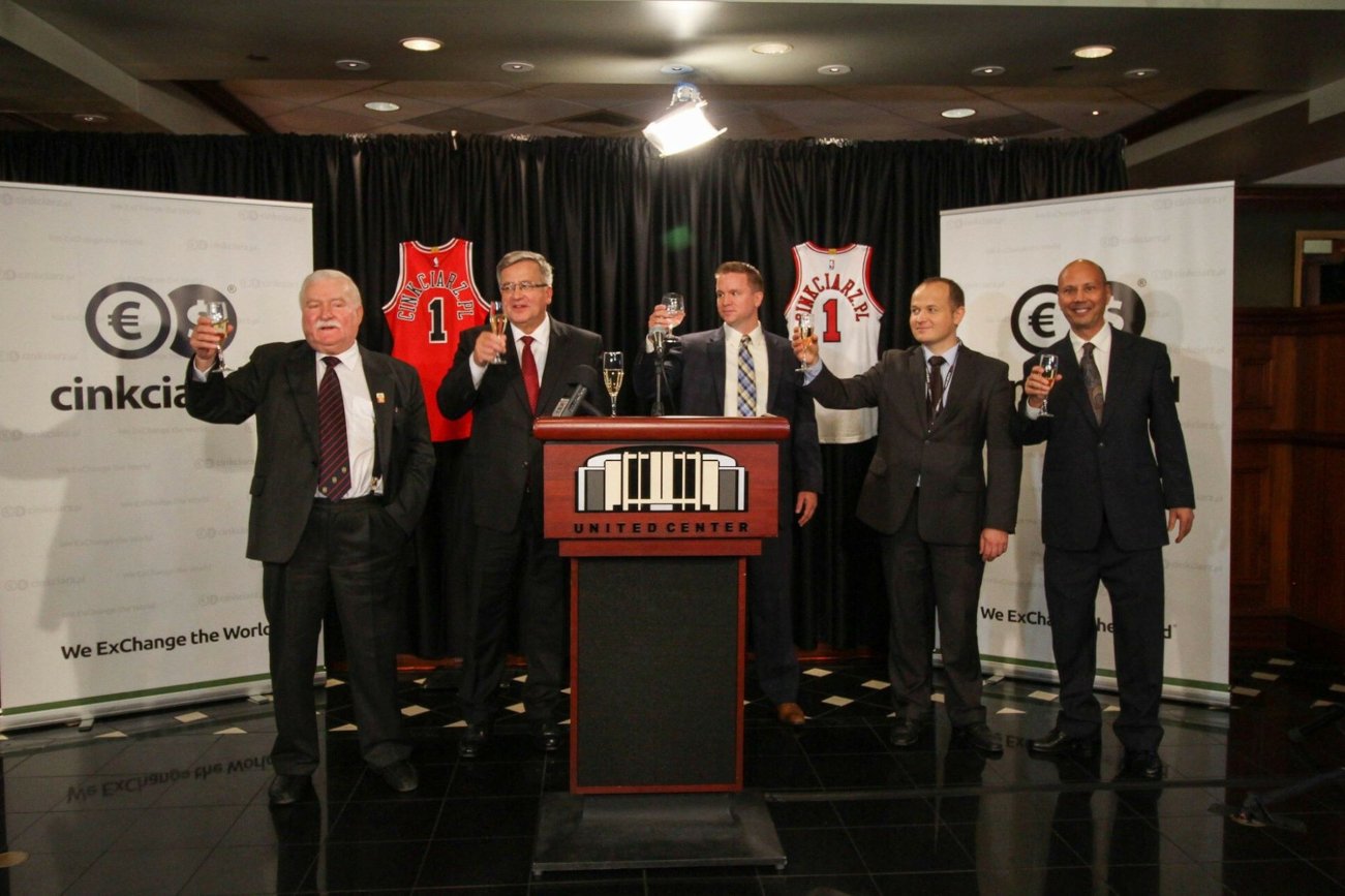 Polski kantor internetowy Cinkciarz.pl podpisal dlugoterminowa umowe sponsorska z amerykanska druzyna koszykarska Chicago Bulls. Na uroczystosci pojawili sie byli prezydenci Polski: Bronislaw Komorowski i Lech Walesa.