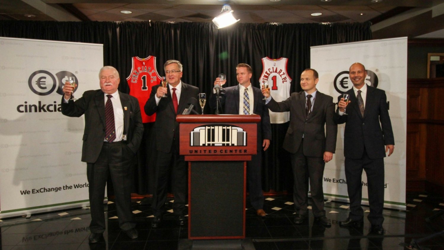 Polski kantor internetowy Cinkciarz.pl podpisal dlugoterminowa umowe sponsorska z amerykanska druzyna koszykarska Chicago Bulls. Na uroczystosci pojawili sie byli prezydenci Polski: Bronislaw Komorowski i Lech Walesa.