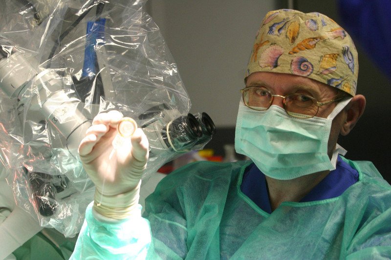 Ośrodek w Kajetanach nie ma sobie równych na świecie. Przeprowadzono w nim pierwszą w Polsce operację wszczepienia implantów nowej generacji.