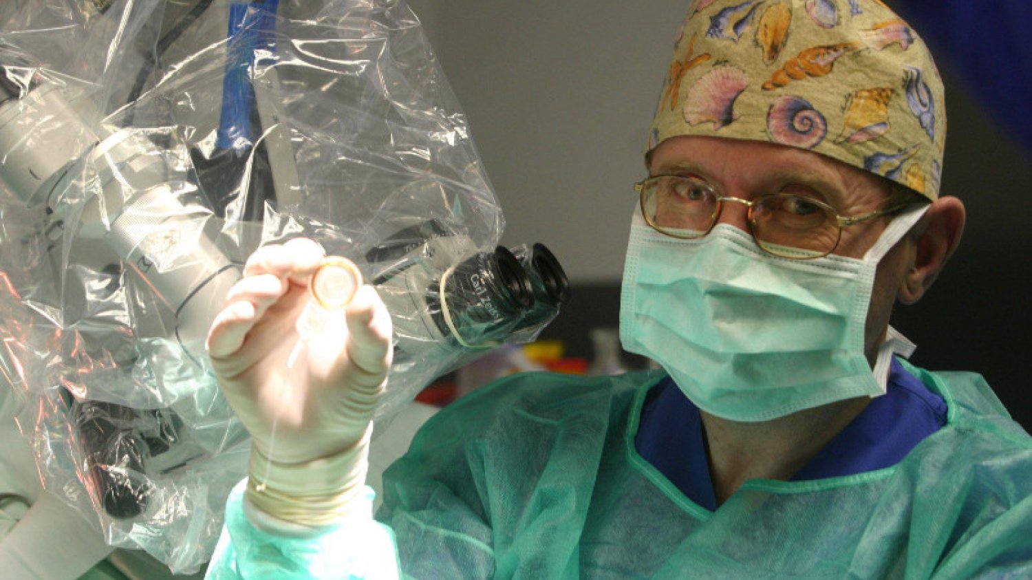 Ośrodek w Kajetanach nie ma sobie równych na świecie. Przeprowadzono w nim pierwszą w Polsce operację wszczepienia implantów nowej generacji.