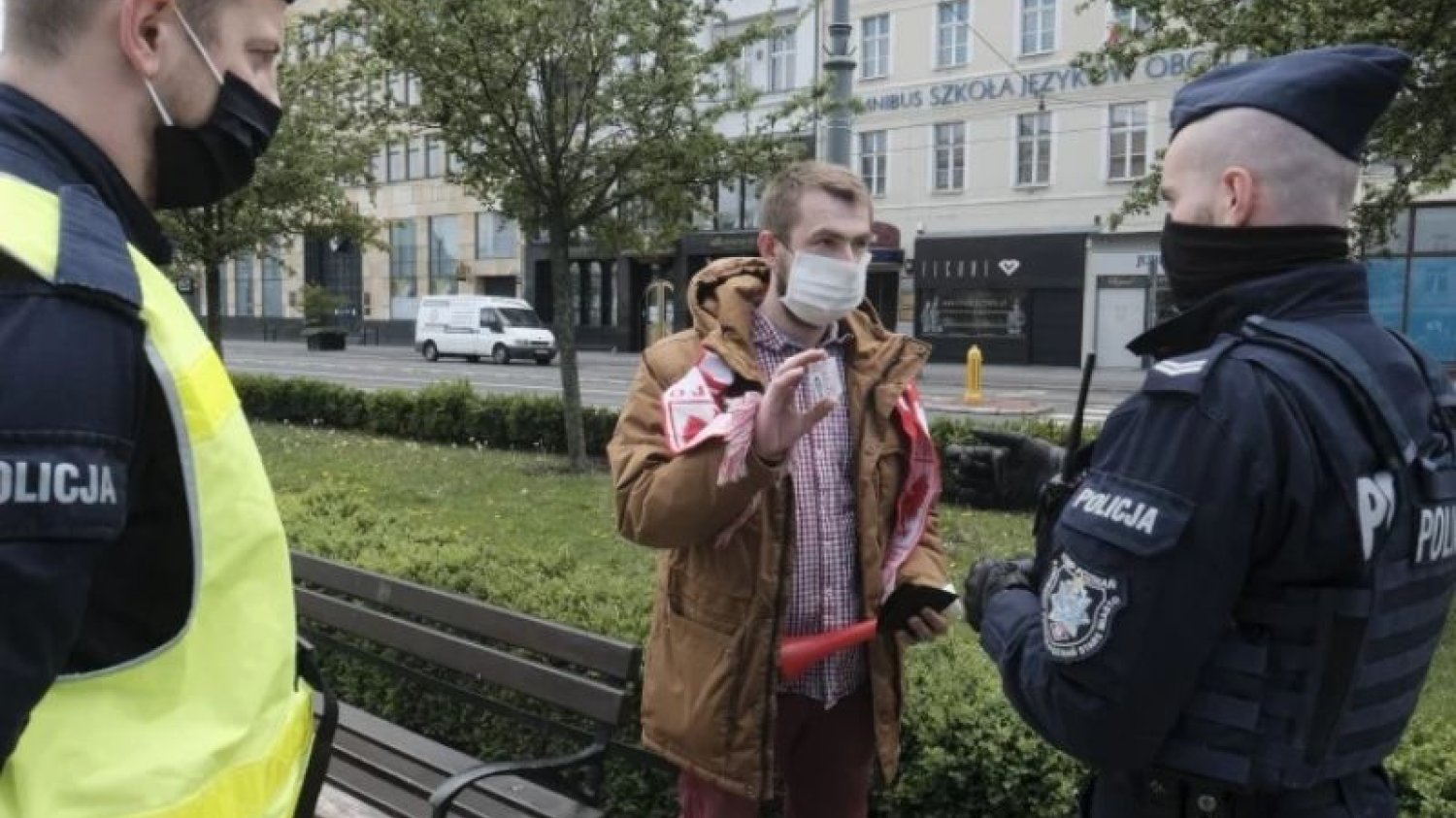 Sąd orzekł, że "nowy" nakaz noszenia maseczek wciąż jest nielegalny.