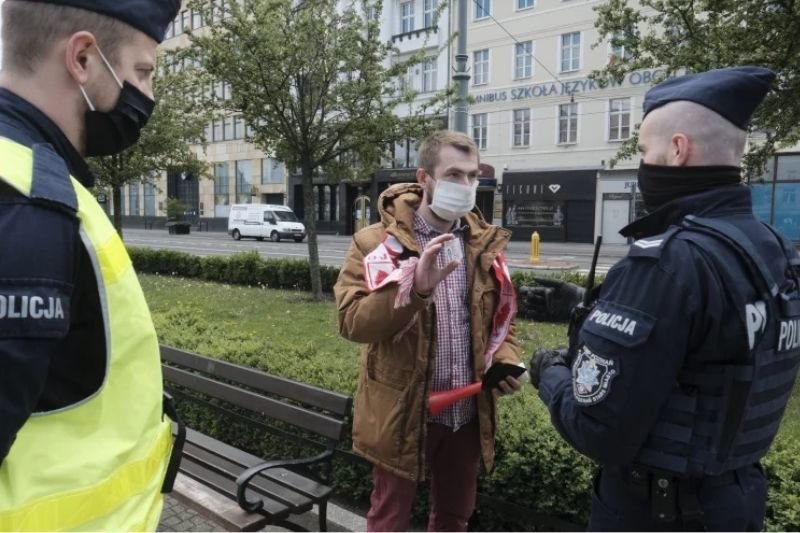 Sąd orzekł, że "nowy" nakaz noszenia maseczek wciąż jest nielegalny.