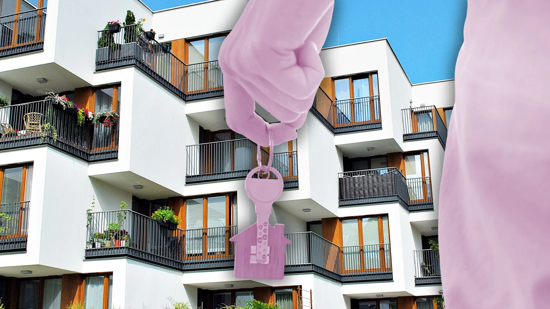 Co daje obniżka stóp procentowych? Tak zmieni twoje wymarzone mieszkanie Kobieta z kluczem do mieszkania na tle mieszkania. Sprawdzamy, jak obniżki stóp procentowych przekładają się na pieniądze i metraż.