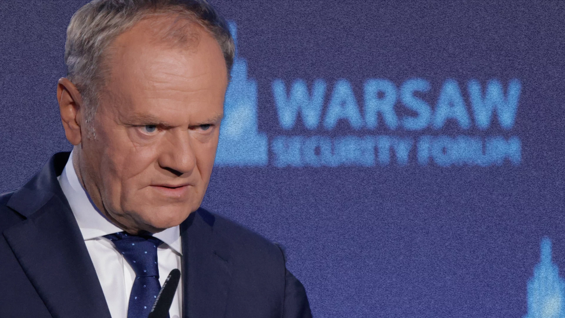 Donald Tusk na tle planszy z napisem "Warsaw Security Forum". "Lepiej opodatkować banki niż obywateli"