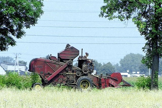 Maszyna rolnicza i nisko wiszące przewody elektryczne to nie jest dobre połączenie