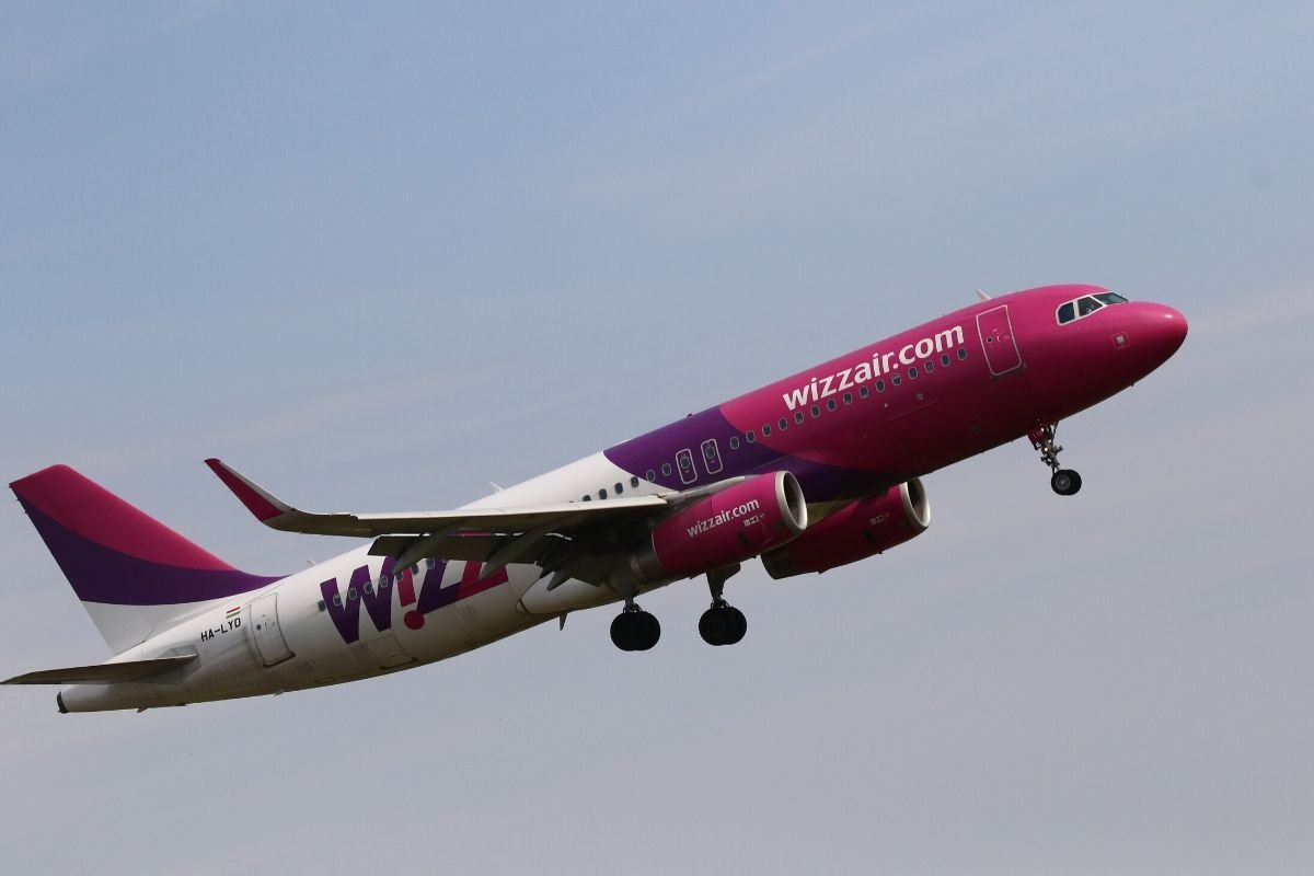 Samolot linii Wizz Air jako pierwszy zrealizował połączenie międzynarodowe z Warszawy po 3 miesiącach zawieszenia lotów przez pandemię koronawirusa.