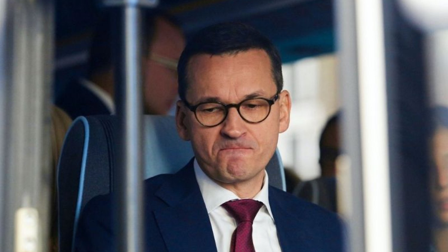 Nikt w KPRM miał nie przewidzieć, że zamknięcie cmentarzy uderzy w sprzedawców zniczy i kwiatów.