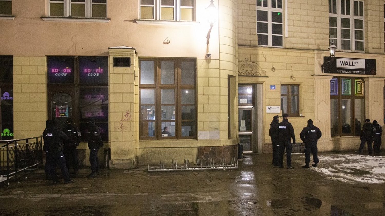 Wrocław, Pasaż Niepolda. Policja blokuje wejścia do klubów podczas kontroli Sanepidu, styczeń 2021.