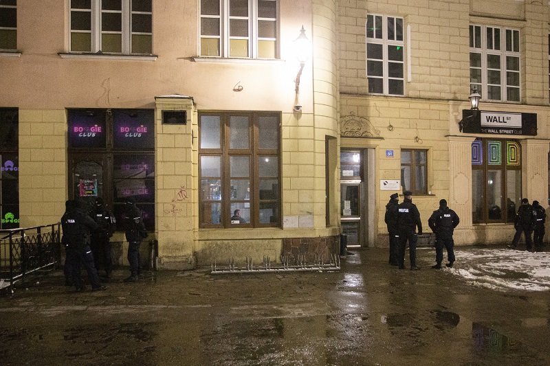 Wrocław, Pasaż Niepolda. Policja blokuje wejścia do klubów podczas kontroli Sanepidu, styczeń 2021.