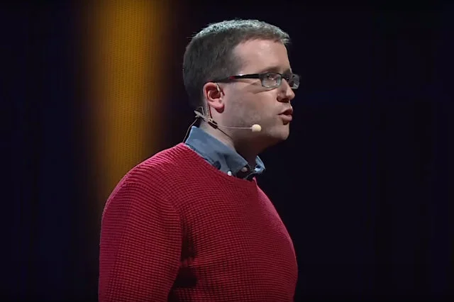 Maciej Sopyło to Prezes Stowarzyszenia Młodych Dziennikarzy „Polis” i koordynator grupy „Horyzont – przeciw karze śmierci”.