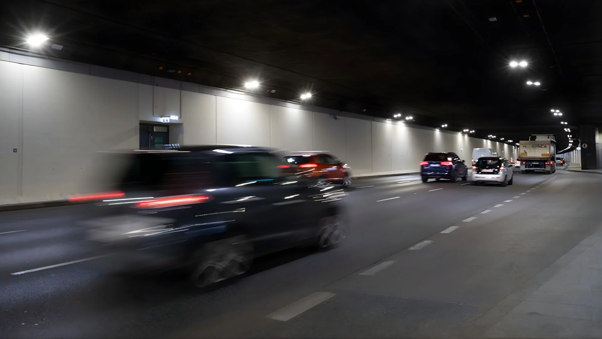 Odcinkowy pomiar prędkości w tunelu Wisłostrady. W końcu, bo wielu kierowców tam przesadza. Samochody jadące tunelem Wisłostrady w Warszawie.