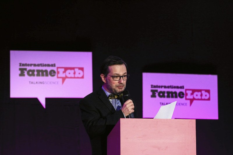 Dr Szymon Drobniak zwyciężył w 4 edycji konkursu FameLab. W nagrodę otrzymał łącznie 35 tys. zł.